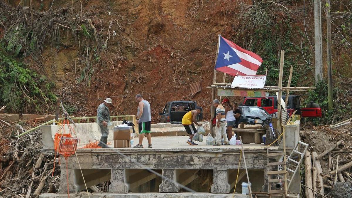 Habitantes de Río Abajo obtienen un carrito lleno de artículos de primera necesidad enviados por los buenos samaritanos del pueblo Isabela durante las secuelas del Huracán María el viernes 27 de octubre de 2017 en Puerto Rico.