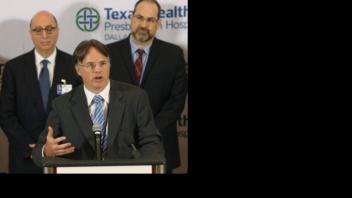 <cutline_leadin>A todos</cutline_leadin> ellos se les controla la fiebre dos veces al día, dijo David Lakey, comisionado del Departamento de Salud del estado de Texas, este viernes.