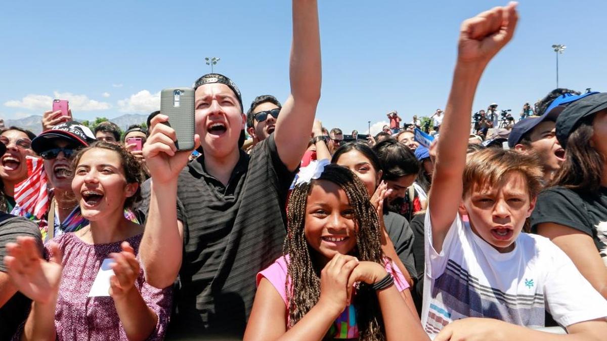 Un grupo de jóvenes muestra entusiasmo por el senador Bernie Sanders, en un mitin de campaña en mayo, en Cathedral City, California.