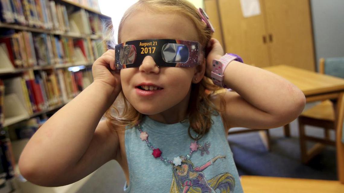 Emmalyn Johnson, de 3 años, intenta con su par de gafas de eclipse en la Mauney Memorial Library en Kings Mountain, Carolina del Norte, el miércoles 2 de agosto de 2017.