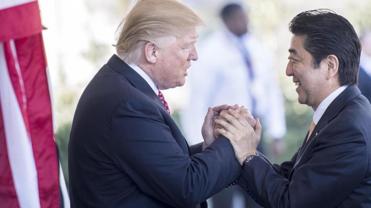 El presidente Donald Trump, a la izquierda, saluda al primer ministro japonés Shinzo Abe en la Casa Blanca el 10 de febrero. Foto de archivo.