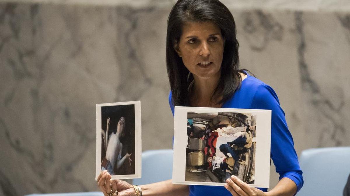 La embajadora de Estados Unidos ante la ONU, Nikki Haley, muestra fotos de las víctimas del ataque químico en Siria durante una reunión del Consejo de Seguridad de Naciones Unidas, el 5 de abril.