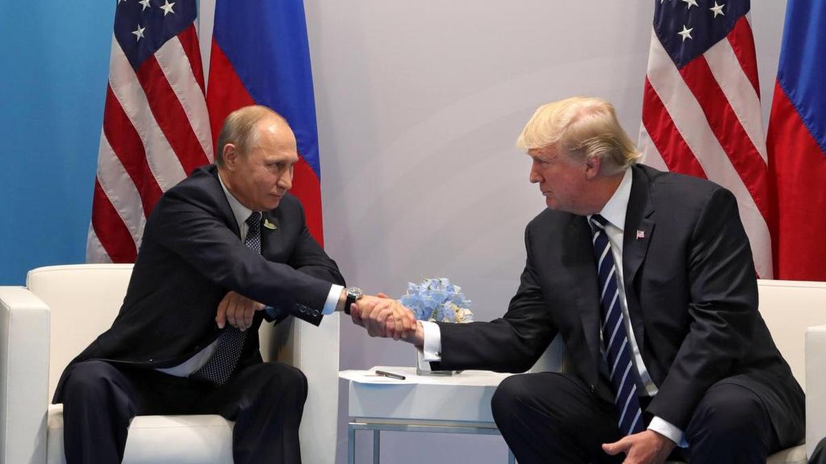 Foto de archivo del presidente ruso, Vladímir Putin (izq), mientras mantiene una reunión con su homólogo estadounidense, Donald Trump, en el ámbito de la cumbre del G20 en Hamburgo (Alemania) el 7 de julio de 2017.