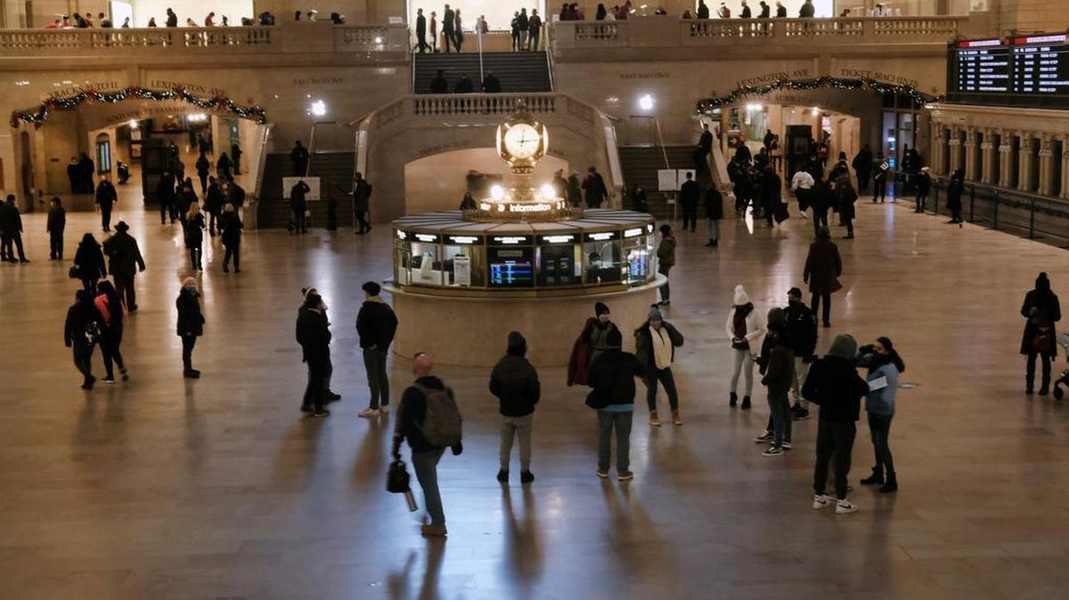 Viajeros caminan por Grand Central Terminal en la ciudad de Nueva York dos días antes de las vacaciones de Navidad, el 23 de diciembre del 2020.