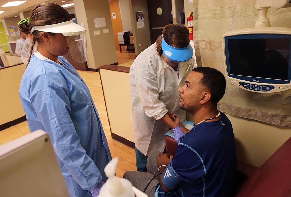 Las enfermeras Janiabel Fuentes y Enid Acevedo atienden a Aníbal Rosario, en el pueblo de Naranjito, después de la devastación dejada por el huracán María en Puerto Rico, el 4 de octubre.