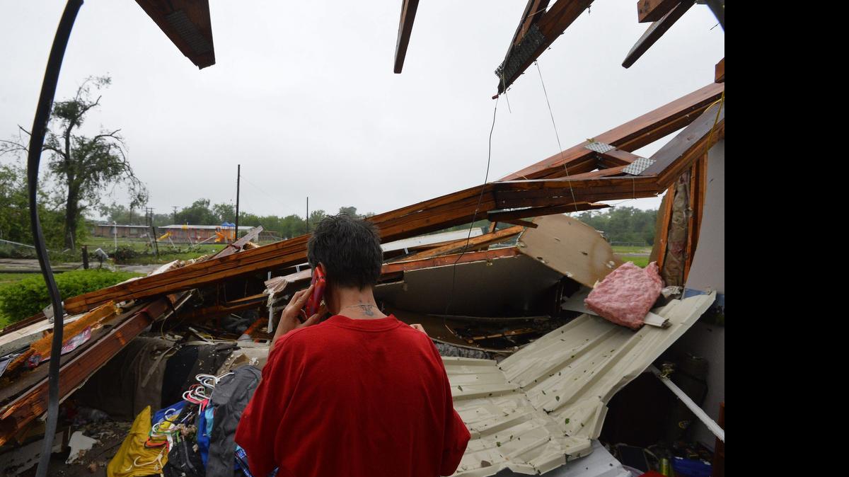 
Una mujer recopila algunas de sus pertenencias en su domicilio, destruído tras el fuerte tornado que el golpeó el norte del estado de Texas el fin de semana.
