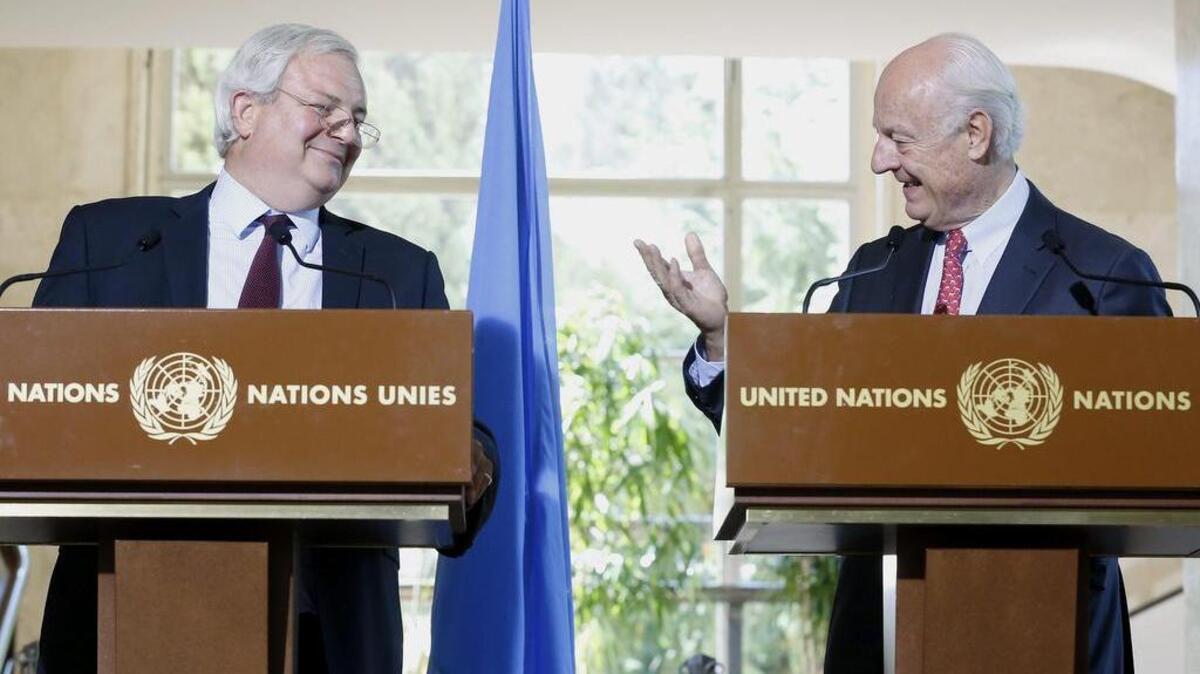 El enviado especial de la ONU para Siria, Staffan de Mistura (d), y el jefe humanitario de Naciones Unidas, Stephen O'Brien, durante una rueda de prensa celebrada en Ginebra, Suiza, este 9 de septiembre de 2016. Mistura dijo que si Rusia y Estados Unidos llegan a un nuevo acuerdo de cese de hostilidades en Siria el impacto será positivo no sólo en términos humanitarios, sino que haría posible relanzar las negociaciones de paz.