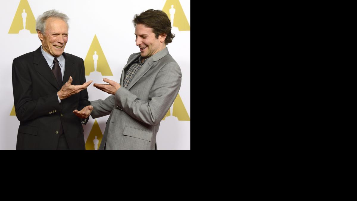 
El actor estadounidense Bradley Cooper (der.) y el director Clint Eastwood posan a su llegada, este lunes, al tradicional almuerzo organizado por la Academia de Hollywood con más de 150 nominados a la 87 edición de los Premios Oscar, en Beverly Hills, California.
