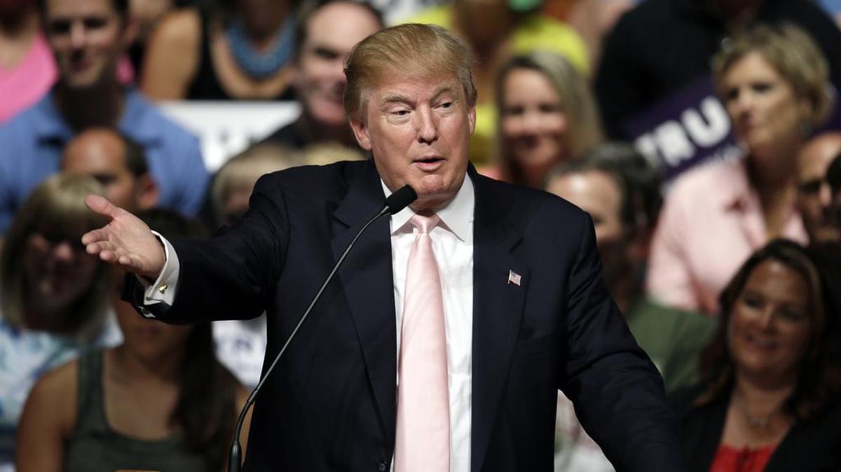 
El precandidato presidencial republicano Donald Trump da un discurso el 25 de julio de 2015 en Oskaloosa, Iowa. Trump afirmó que donó $102 millones en dinero en efectivo y terrenos a organizaciones filantrópicas y conservacionistas en los últimos cinco años, pero su campaña ha suministrado pocas pruebas de la mayoría de dichas contribuciones
