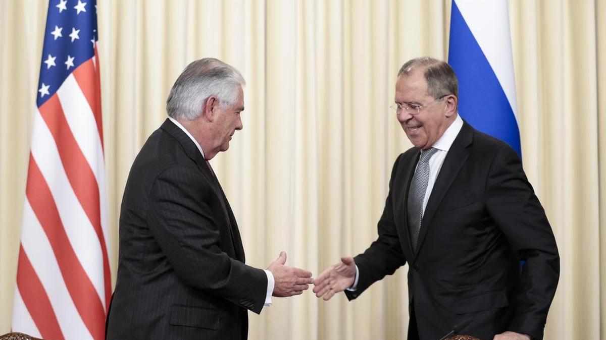 El canciller ruso Serguei Lavrov (derecha) y el secretario de Estado norteamericano, Rex Tillerson, se saludan tras una conferencia de prensa en Moscú este miércoles.