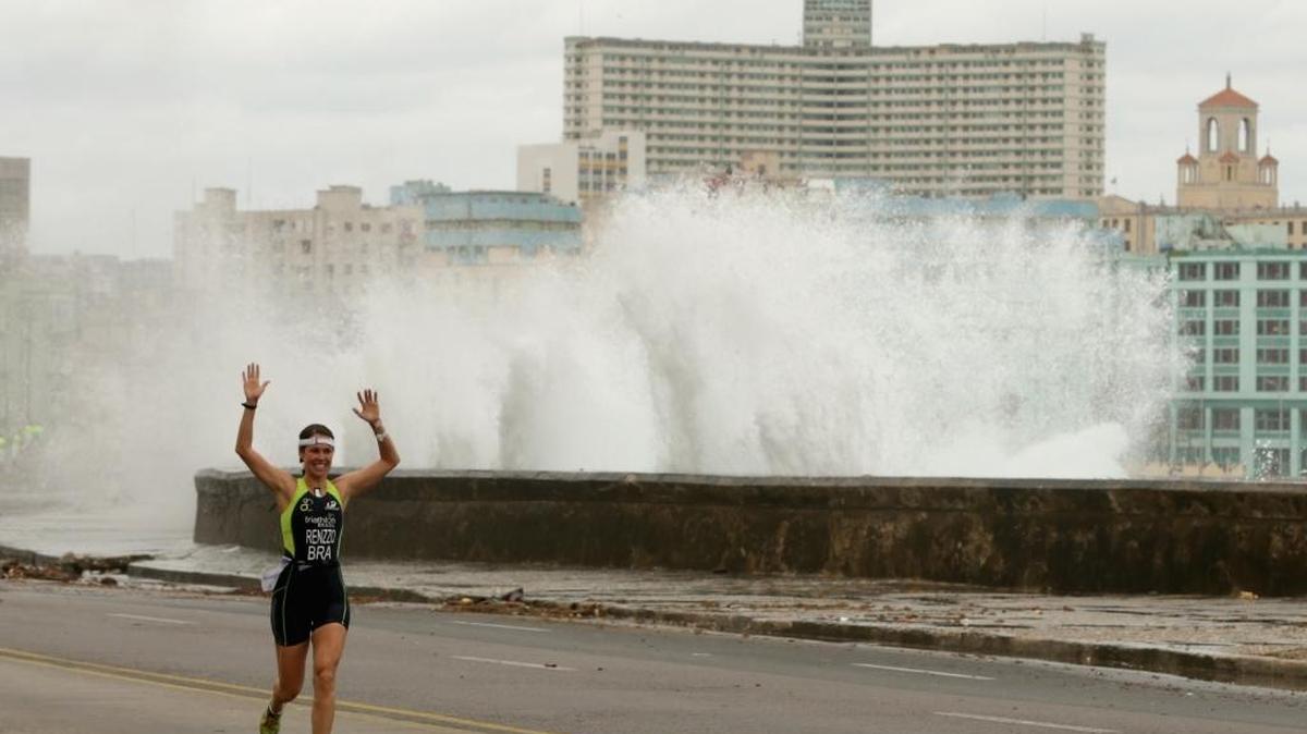 Una de las participantes en el Triatlón de La Habana corre a lo largo del malecón.