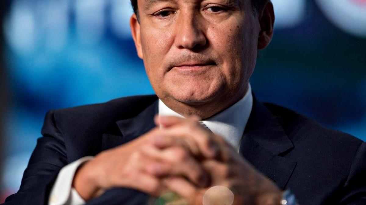 Oscar Muñoz, presidente ejecutivo de United Continental Holdings, escucha preguntas durante un debate en la Cumbre de la Aviación de la Cámara de Comercio de Estados Unidos, el 2 de marzo en Washington.