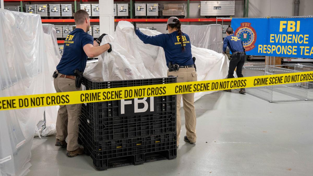 En esta imagen facilitada por el FBI, agentes asignados a un equipo especial manipulan el jueves 9 de febrero de 2023, en el laboratorio de la agencia, los materiales recuperados de un globo chino que fue derribado en aguas frente a la costa de Carolina del Sur. (FBI vía AP)