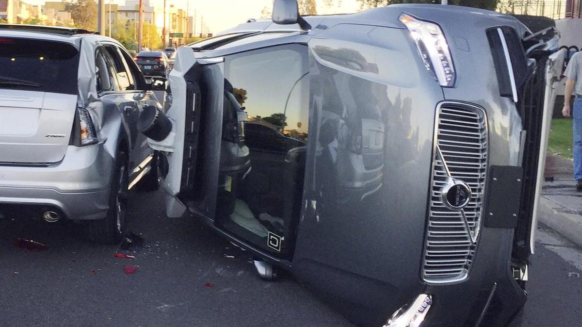 Esta foto del 24 de marzo de 2017, proporcionada por el Departamento de Policía de Tempe, muestra un SUV autodirigido de Uber que se volcó de costado en una colisión en Tempe, Arizona.