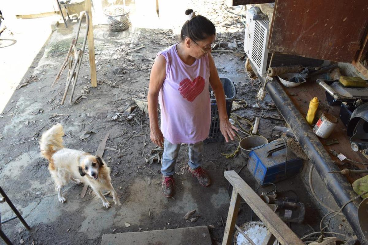 Aurea González, de 62 años, inspecciona los daños a su casa en Media Luna, Puerto Rico, tras el paso del huracán María.