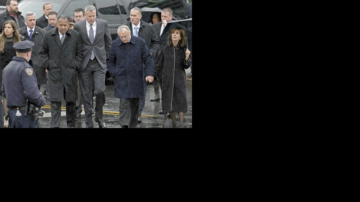 
El alcalde De Blasio entró en la funeraria Aievoli, en el barrio Bensonhurst de Brooklyn, y estuvo quince minutos charlando con la familia de Liu, de origen chino. 
