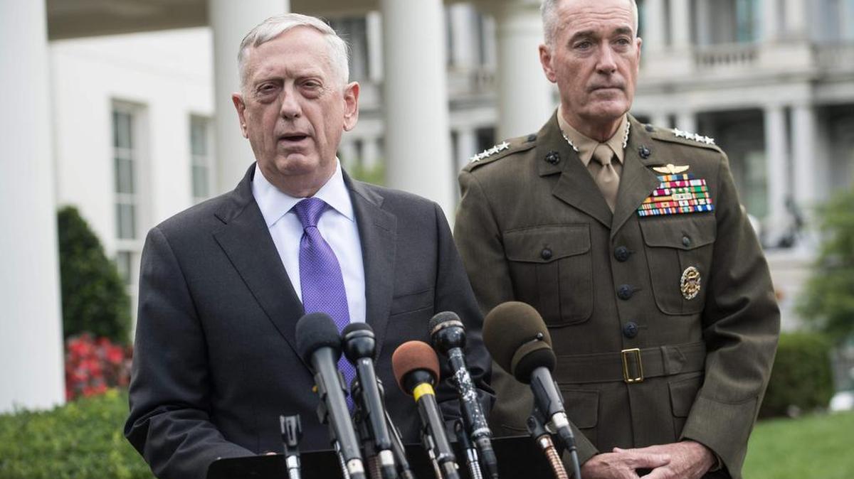El Secretario de Defensa de Estados Unidos, James Mattis, habla a la prensa con el general Joseph Dunford, presidente de la Junta de Jefes de Estado Mayor, sobre la situación en Corea del Norte en la Casa Blanca en Washington, DC, el 3 de septiembre de 2017.