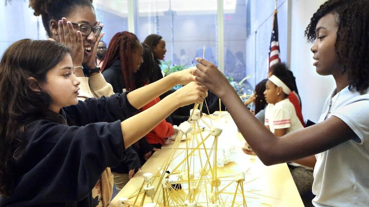 Estudiantes de una escuela charter exploran temas como diseño y arquitectura en Life Science & Technology Park de la Universidad de Miami.