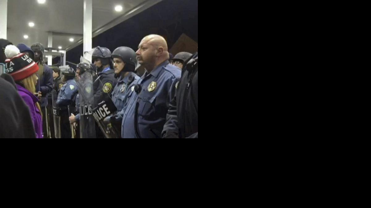 
Captura de video que muestra a varias personas increpando a la policía después de que un policía disparase y matase a un joven negro que iba armado en Berkeley, Missouri, Estados Unidos hoy, miércoles 24 de diciembre de 2014. EFE
