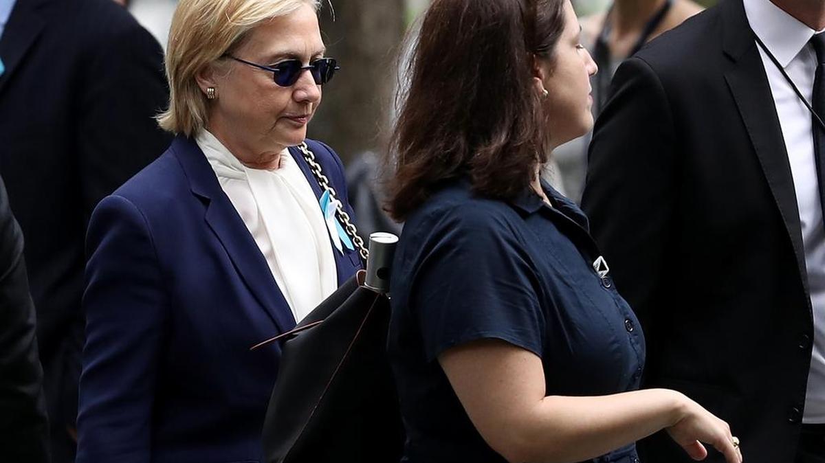 La candidata presidencial demócrata Hillary Clinton llega el domingo a la ceremonia de conmemoración del 11 de septiembre en Nueva York.