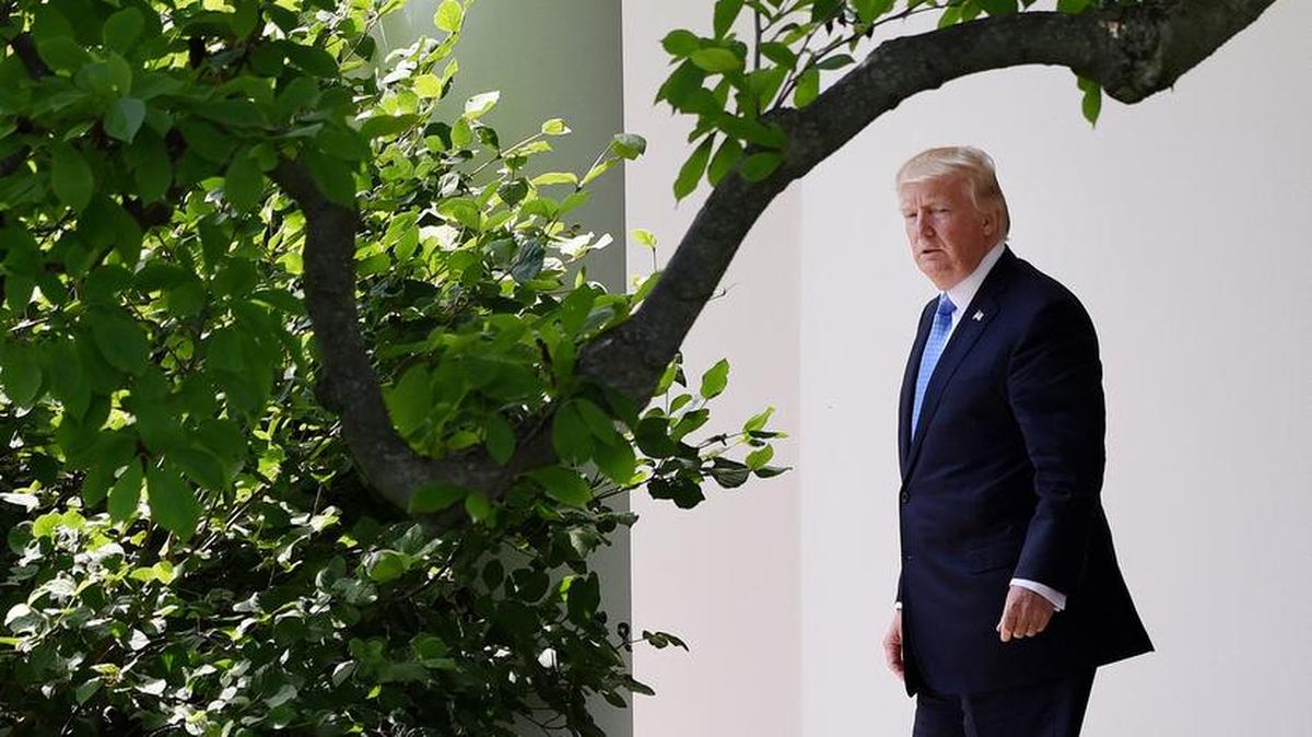 El Presidente Donald Trump saliendo de la Casa Blanca. Foto de archivo.