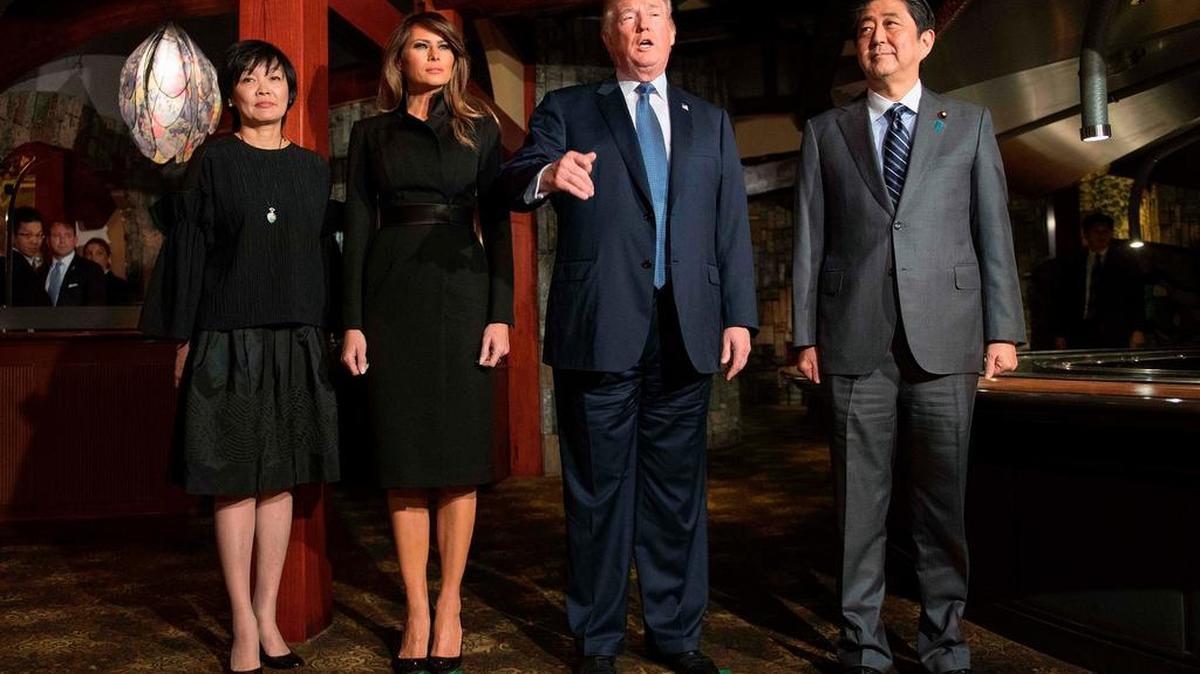 El presidente Donald Trump y el primer ministro de Japón, Shinzo Abe, se reúnen con sus esposas Melania y Akie, para una cena en un restaurante en Tokio.