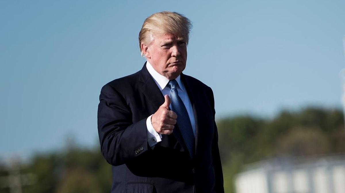El presidente Donald Trump de los EEUU da un pulgar hacia arriba mientras camina hacia el avión presidencial en el aeropuerto de Morristown el 24 de septiembre de 2017 en Morristown, New Jersey.