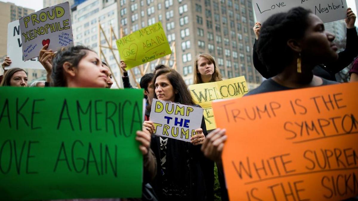 Cientos de personas se manifiestan contra Trump frente al hotel Plaza en Nueva York, el viernes.