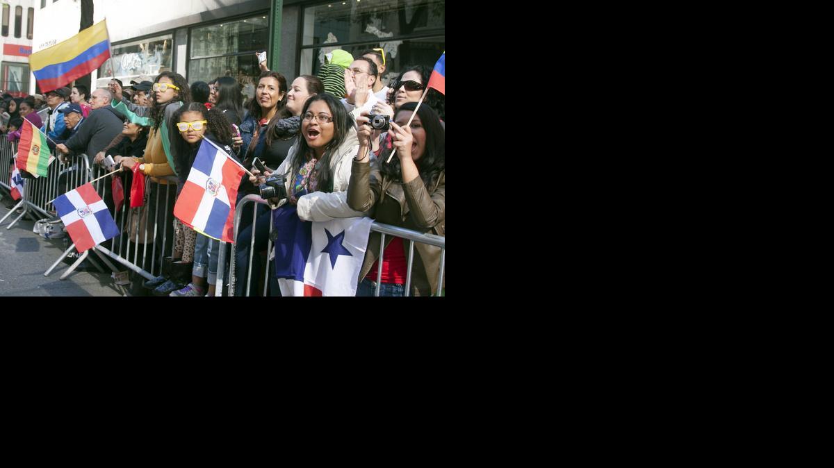 
Publico de origen latinoamericano observa el desfile como parte de la celebración del Día de la Hispanidad en Nueva York. Más de 8,000 personas desfilaron el domingo por la emblemática Quinta Avenida de Manhattan.


