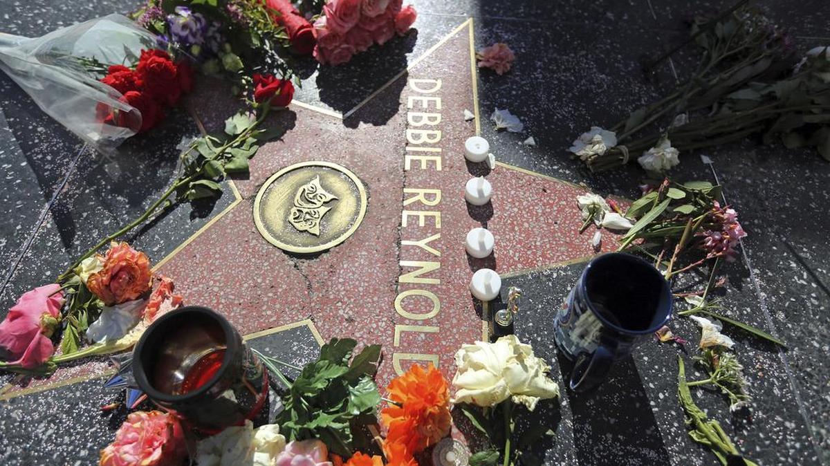 La estrella de debbie Reynolds en el Paseo de la Fama de Hollywood estaba el jueves cubierta de flores de los admiradores de la fallecida actriz.