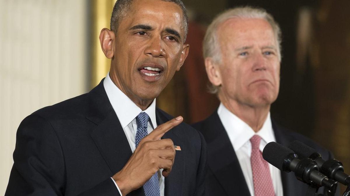 El presidente Barack Obama (izq.) y el vicepresidente Joe Biden durante su discurso para mejorar el control de la venta de armas en el país.