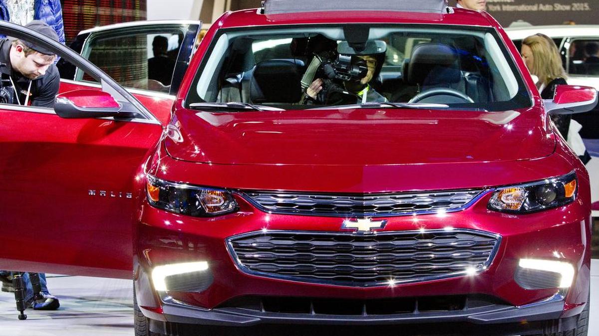 GM dijo que Marketplace, que empezó a ser descargada de forma automática el martes en los modelos de Chevrolet, Buick, GMC y Cadillac dotados con conexión 4G LTE, también permite descargar cupones o hacer reservas en restaurantes de la cadena TGI Fridays.