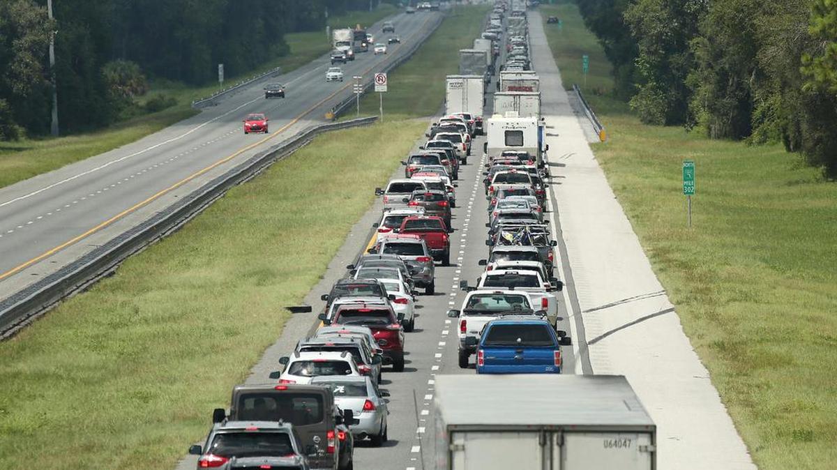 El tráfico avanza lentamente en dirección norte por el Turnpike de la Florida, mientras una gran cantidad de personas huye del huracán Irma.