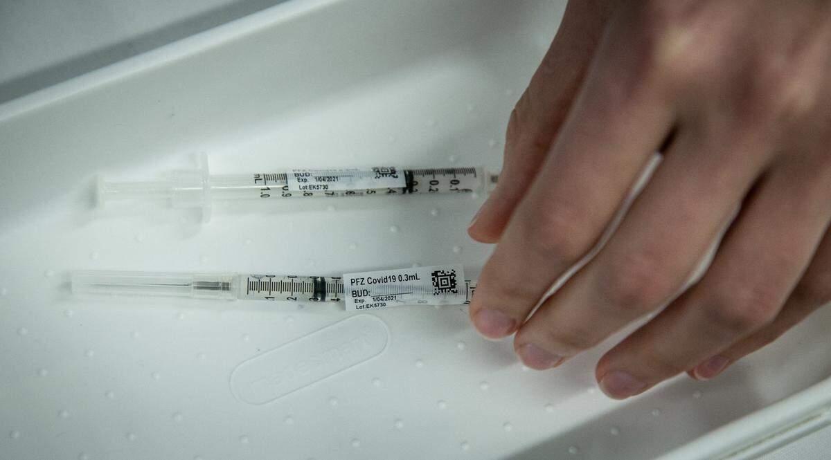 Un trabajador de salud maneja un par de jeringas cargadas con la vacuna Pfizer-BioNTech Covid-19 en el Centro de Rehabilitación Christine E. Lynn en el Hospital Jackson Memorial el 4 de enero del 2021.
