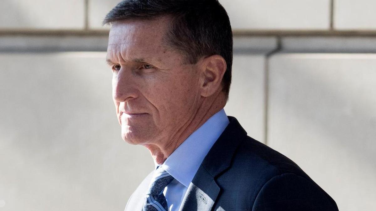 El ex asesor de seguridad nacional del presidente de EEUU, Donald Trump, Michael Flynn (c), a su salida del Tribunal Federal en Washington (Estados Unidos) el 1 de diciembre de 2017.