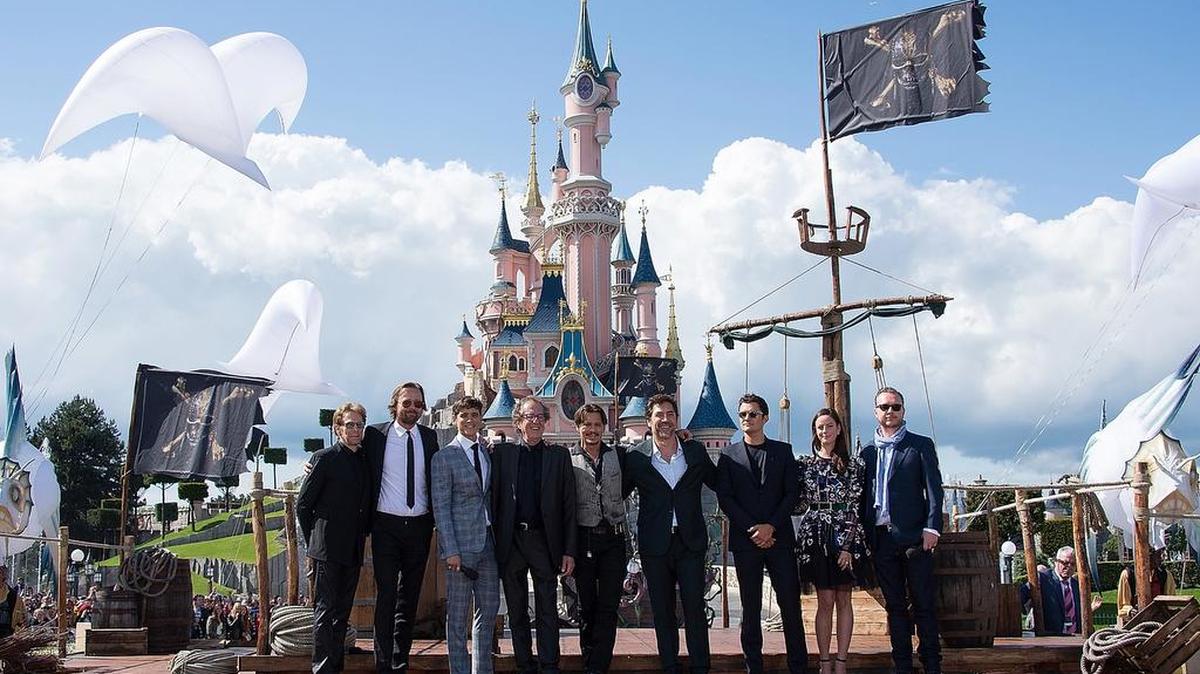 (De izquierda a derecha) Jerry Bruckheimer, Joachim Ronning, Brenton Thwaites, Geoffrey Rush, Johnny Depp, Javier Bardem, Orlando Bloom, Kaya Scodelario y Espen Sandberg asisten a una celebración del lanzamiento de la cinta de Disney ‘Pirates of the Caribbean: Salazar's Revenge’ en Disneyland París el 14 de mayo de 2017 en París, Francia.