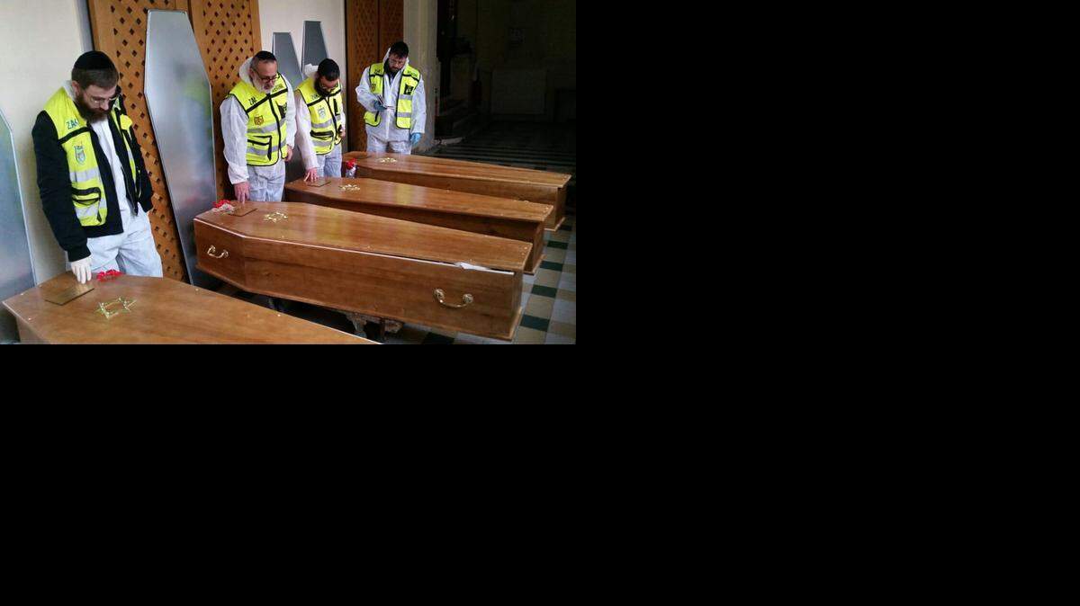 
Imagen de los cuatro ataúdes con los cuerpo de los judíos asesinatos durante el ataque en París por extremistas.


