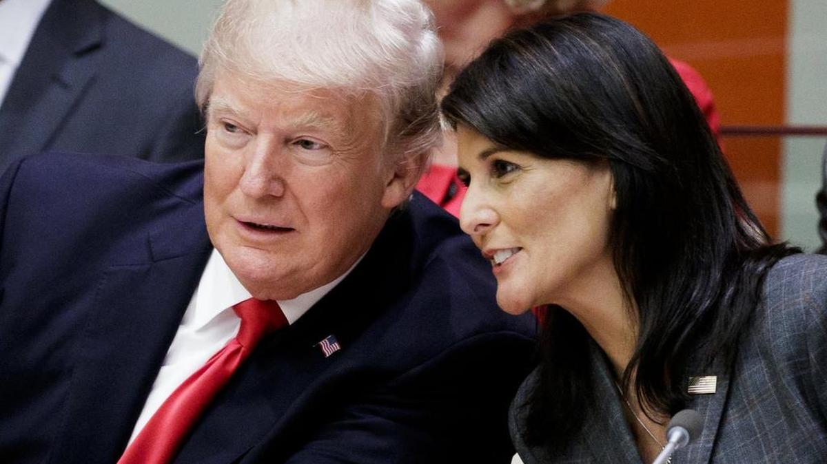 El presidente estadounidense, Donald J. Trump (i), y la la embajadora de EEUU ante la ONU, Nikki Haley (d), asisten a una reunión sobre la necesidad de reformas en el funcionamiento de la ONU, en la víspera de la celebración de su Asamblea General, en la sede de la ONU de Nueva York, EEUU, el 18 de septiembre del 2017.
