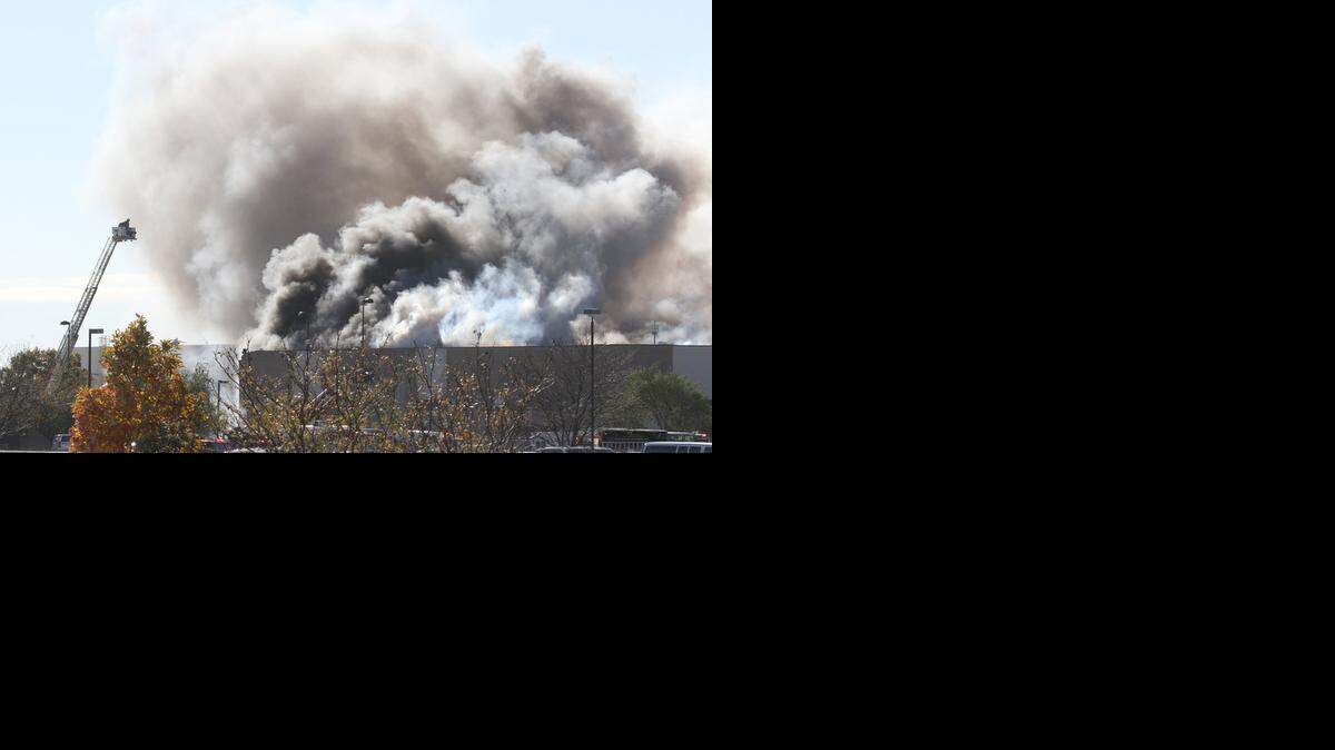 
El avion se estrelló contra la parte superior del edificio y el accidente provocó un incendio importante en la terminal, el cual pudo ser controlado por bomberos después de varias horas.
