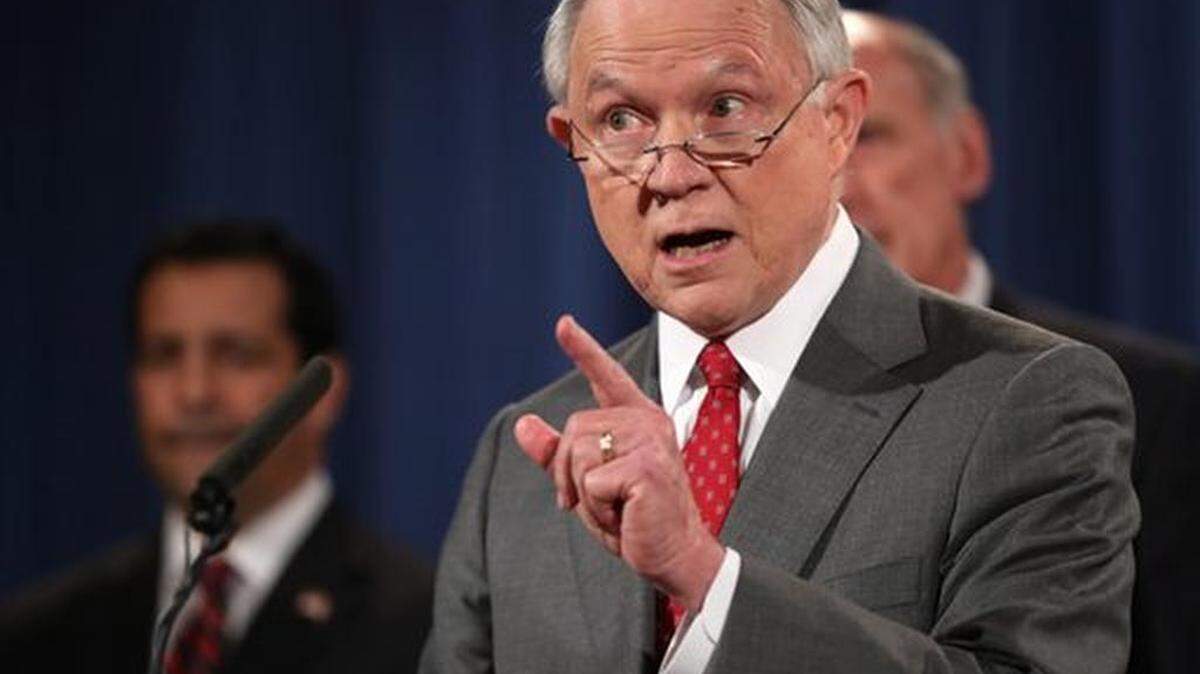 El secretario de Justicia Jeff Sessions, acompañadpor el director del Centro Nacional de Contrainteligencia y Seguridad, William Evanina, izquierda, y el director nacional de Inteligencia, Dan Coats, habla en conferencia de prensa en Washington, viernes 4 de agosto de 2017.