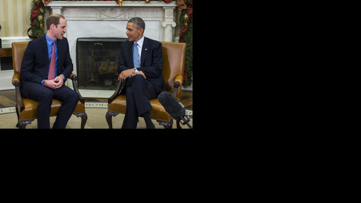 
El presidente estadounidense Barack Obama conversa el lunes con el príncipe Guillermo de Inglaterra, en el despacho Oval en la Casa Blanca.


