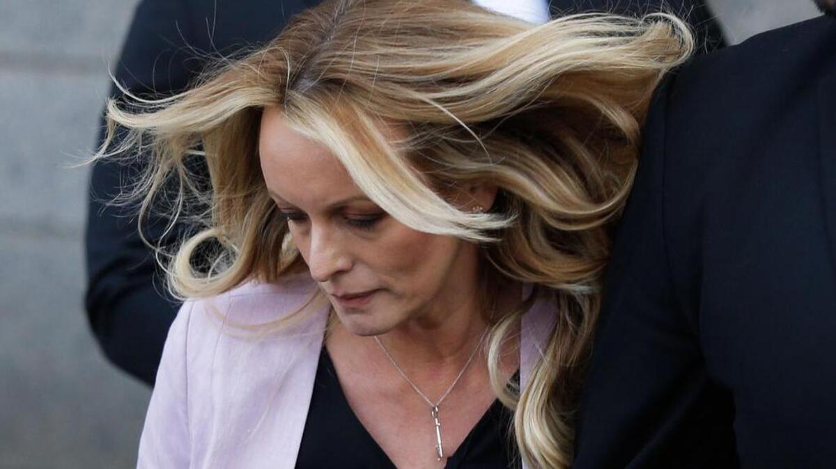 En esta foto, tomada el 16 de abril de 2018, la actriz porno Stephanie Clifford, también conocida como Stormy Daniels, está a la salida de una corte federal en Manhattan, New York.