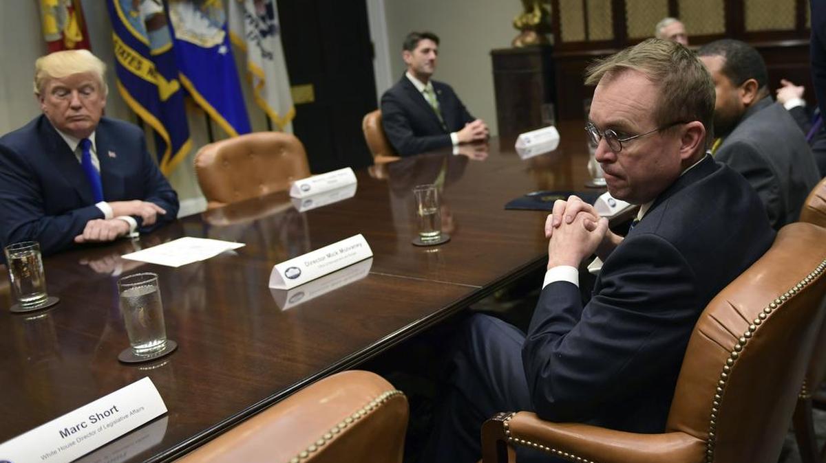 El director de presupuesto de la Casa Blanca, Mick Mulvaney, a la derecha, asiste a una reunión con el presidente Donald Trump, en la Sala Roosevelt de la Casa Blanca en Washington, el martes 28 de noviembre de 2017, con líderes republicanos en el Congreso.
