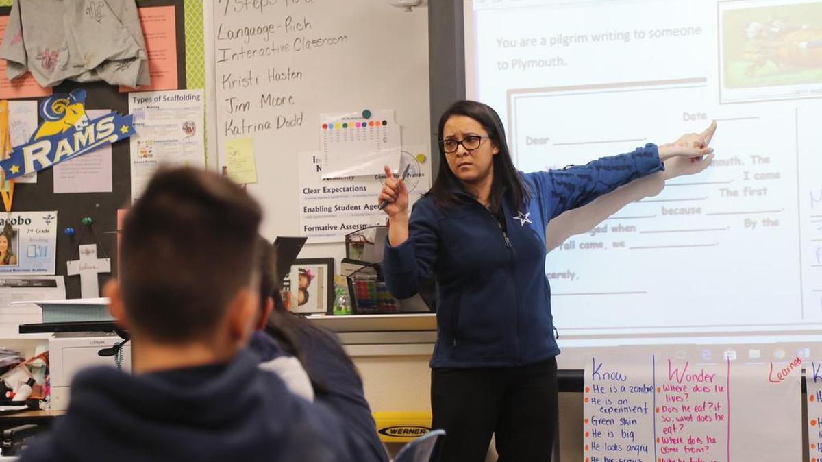 Claudia Jacobo Martínez, beneficiaria del DACA, enseña en su clase de Lectura de séptimo grado en la International Newcomer Academy en Fort Worth.