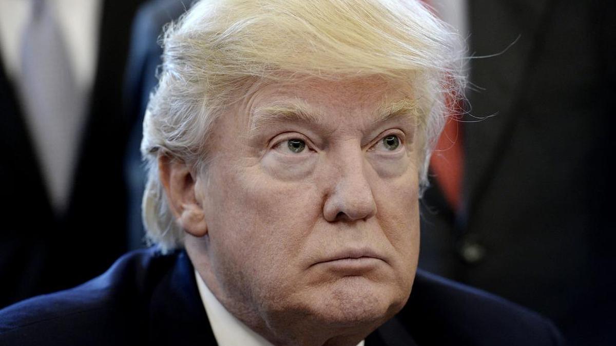 “Los demócratas están sonriendo en (Washington) DC porque el Caucus de la Libertad, con la ayuda de (las organizaciones conservadoras) Club For Growth y Heritage, han salvado Planned Parenthood & Ocare (Obamacare”, afirmó Trump en un mensaje publicado el domingo en su cuenta personal de la red social Twitter.