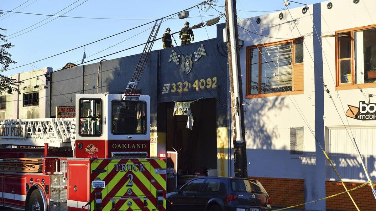 Bomberos evalúan la escena en la que un incendio desgarró un almacén el sábado 3 de diciembre de 2016 en Oakland.