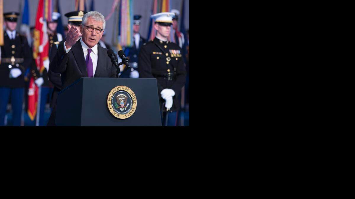 
El secretario de Defensa, Chuck Hagel, fue despedido el miércoles con honores de su puesto como jefe de un Pentágono que ha sufrido recortes y ha tenido que digerir guerras sin salidas victoriosas.

