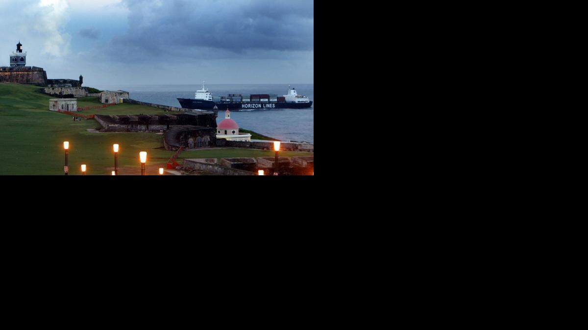 
Un barco mercante de Horizon Lines pasa el castillo de San Felipe del Morro para entrar al puerto de San Juan, en Puerto Rico.


