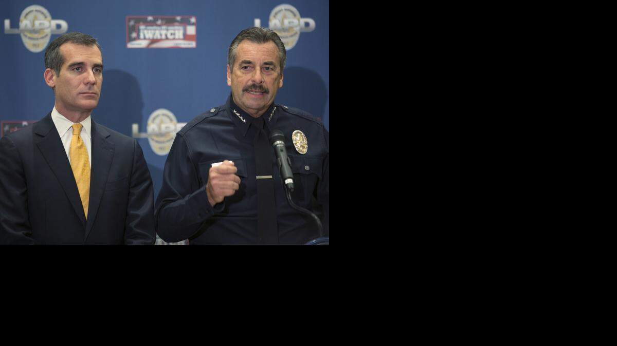 
El jefe de la Policía de Los Angeles Charlie Beck (der.) comenta el martes sobre la amenaza del piratas cibernéticos contra Sony Studios.


