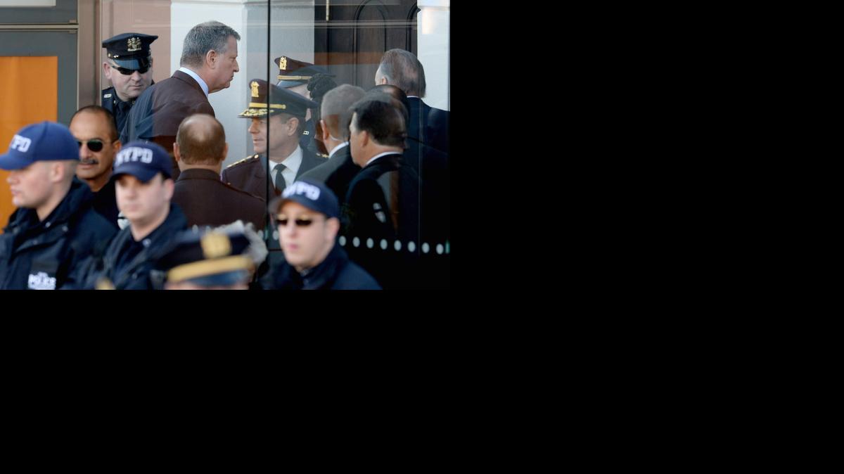 
El alcalde de Nueva York, Bill de Blasio (c-i) llega para el funeral del oficial de policía de Nueva York Rafael Ramos en la Iglesia Christ Tabernacle en Glendale, Nueva York, EEUU, 27 de diciembre de 2014. El oficial Ramos y el oficial Wenjian Liu fueron abatidos a tiros el 20 de diciembre mientras estaban sentados en su coche de patrulla en Brooklyn.
